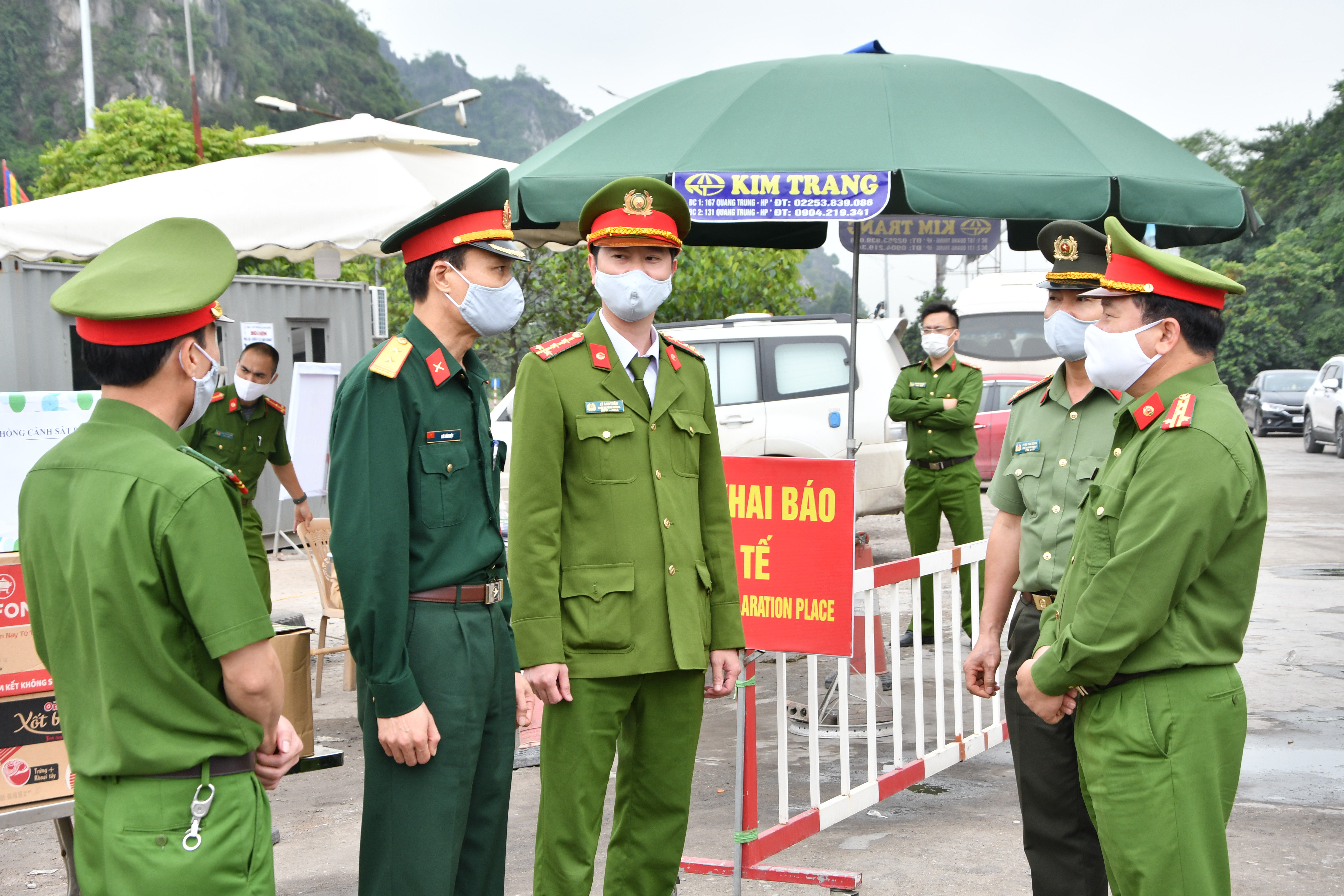 Phòng Cảnh sát PCCC và cứu nạn, cứu hộ - CATP tặng quà các chốt phòng chống dịch Covid-19